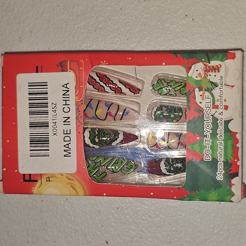Christmas Holiday-Themed DIY Nail Kit